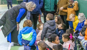 Los alumnos del colegio Álvar Fáñez vuelven a disfrutar del pabellón deportivo tras la remodelación integral de la cubierta