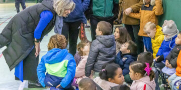 Los alumnos del colegio Álvar Fáñez vuelven a disfrutar del pabellón deportivo tras la remodelación integral de la cubierta