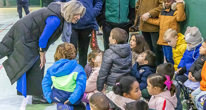Los alumnos del colegio Álvar Fáñez vuelven a disfrutar del pabellón deportivo tras la remodelación integral de la cubierta
