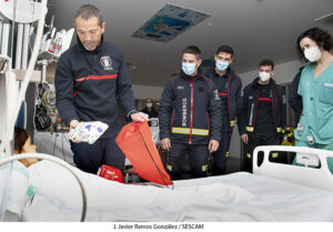 Los bomberos del Ayuntamiento de Guadalajara han visitado el Hospital Universitario para llevar regalos a los niños ingresados