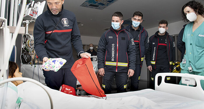 Los bomberos del Ayuntamiento de Guadalajara han visitado el Hospital Universitario para llevar regalos a los niños ingresados