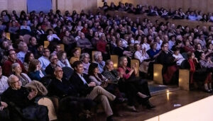 Los mayores de Guadalajara disfrutan de su gala de varietés en el teatro Buero Vallejo