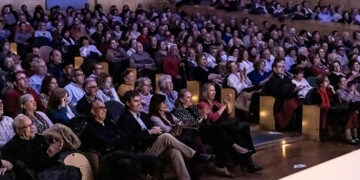 Los mayores de Guadalajara disfrutan de su gala de varietés en el teatro Buero Vallejo