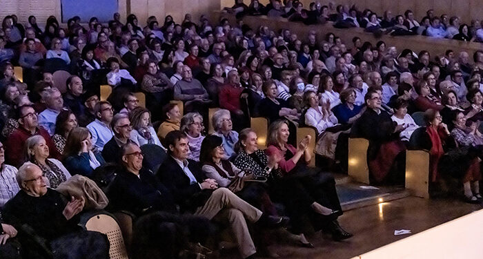 Los mayores de Guadalajara disfrutan de su gala de varietés en el teatro Buero Vallejo