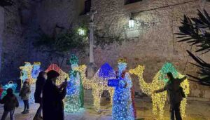 Los niños de Pastrana encienden la primera Navidad con pregón de la villa ducal