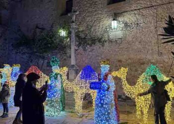 Los niños de Pastrana encienden la primera Navidad con pregón de la villa ducal