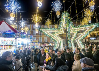Más de un millón de leds alumbran la Navidad en Guadalajara tras el encendido ornamental realizado desde la Plaza Mayor