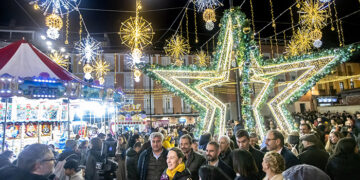 Más de un millón de leds alumbran la Navidad en Guadalajara tras el encendido ornamental realizado desde la Plaza Mayor