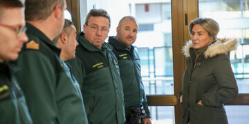 Milagros Tolón realiza en Nochevieja una emotiva visita a la Guardia Civil de Cuenca y se reencuentra con los agentes de Mira tras la trágica DANA de octubre