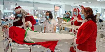 Papá Noel da una gran sorpresa a niños y mayores en Pediatría, Hemodiálisis, Neonatología o Salud Mental del Hospital de Guadalajara