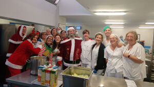 Papá Noel da una gran sorpresa a niños y mayores en Pediatría, Hemodiálisis, Neonatología o Salud Mental del Hospital de Guadalajara