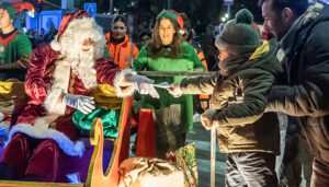 Papa Noel desfila por las calles de Guadalajara con su coche trineo