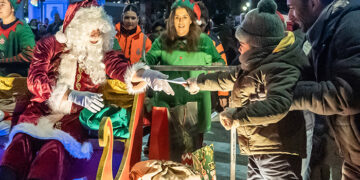 Papa Noel desfila por las calles de Guadalajara con su coche trineo