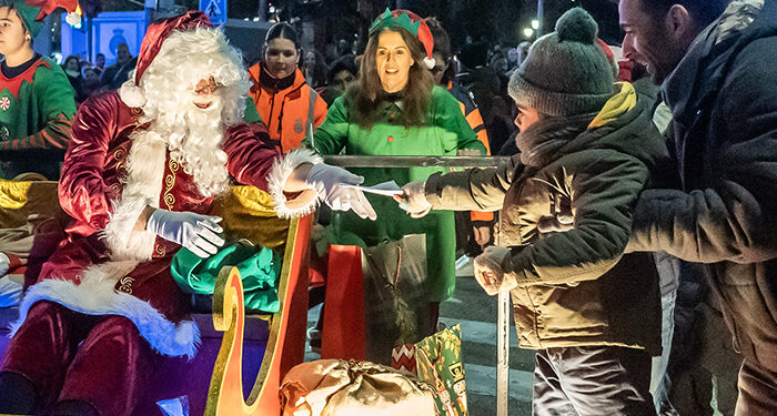 Papa Noel desfila por las calles de Guadalajara con su coche trineo 1 Papa Noel desfila por las calles de Guadalajara con su coche trineo