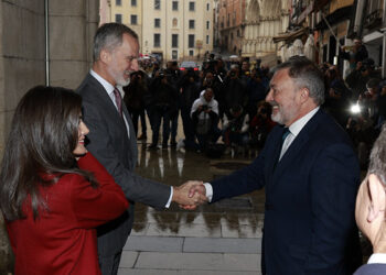 Los Reyes de España firman en el libro de honor del Ayuntamiento de Cuenca