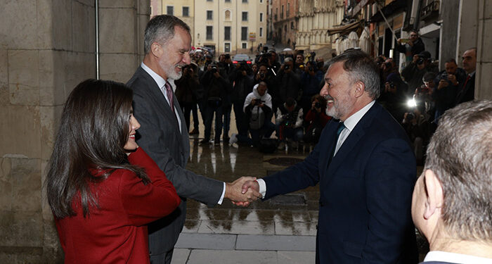 Los Reyes de España firman en el libro de honor del Ayuntamiento de Cuenca