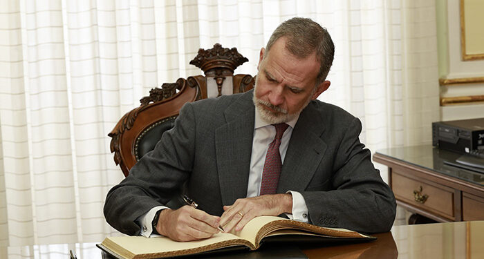 Los Reyes de España firman en el libro de honor del Ayuntamiento de Cuenca