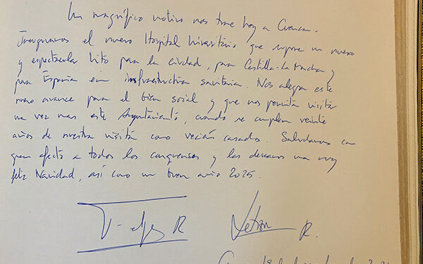 Los Reyes de España firman en el libro de honor del Ayuntamiento de Cuenca