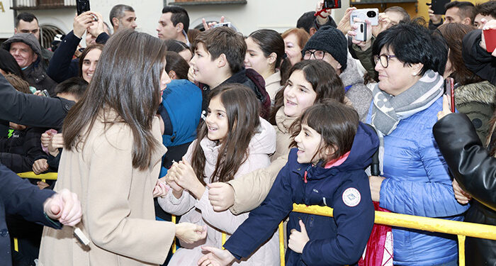 Los Reyes de España firman en el libro de honor del Ayuntamiento de Cuenca