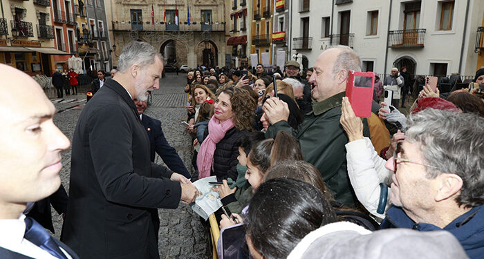 Los Reyes de España firman en el libro de honor del Ayuntamiento de Cuenca