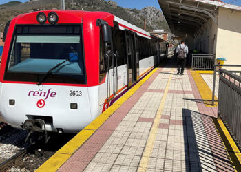 Renfe se reúne con usuarios de la línea C2 de Cercanías y se compromete a mejorar la información que proporciona al viajero