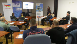 TRACC y Total Energies trasladan información sobre aceites a los talleres de Cuenca