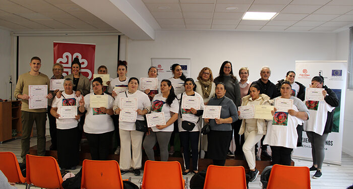 Tejiendo Caminos de Cáritas Diocesana Sigüenza-Guadalajara entrega los diplomas a las mujeres gitanas que han participado en más de una decena de cursos en 2024