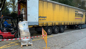 Un camión tráiler lleva a Valencia la ayuda de Azuqueca para las personas damnificadas por la Dana