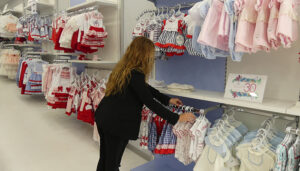 CEOE-Cepyme Cuenca y la Asociación de Comercio muestran los doce festivos de apertura autorizada en 2025