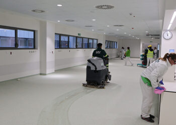 Comienzan las tareas de limpieza de los más de 74.000 metros cuadrados del nuevo Hospital Universitario de Cuenca 4 Comienzan las tareas de limpieza de los más de 74.000 metros cuadrados del nuevo Hospital Universitario de Cuenca