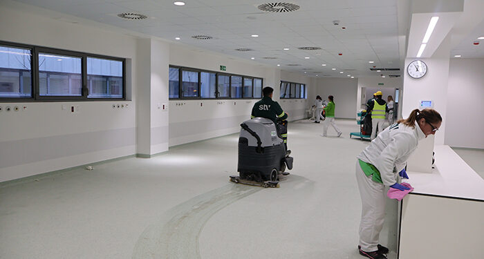 Comienzan las tareas de limpieza de los más de 74.000 metros cuadrados del nuevo Hospital Universitario de Cuenca 1 Comienzan las tareas de limpieza de los más de 74.000 metros cuadrados del nuevo Hospital Universitario de Cuenca