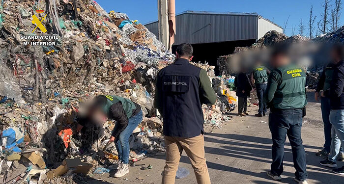 Ecologistas en Acción exige el cierre del vertedero de Almonacid tras darse a conocer una red internacional de tráfico ilegal de residuos 1 Ecologistas en Acción exige el cierre del vertedero de Almonacid tras darse a conocer una red internacional de tráfico ilegal de residuos