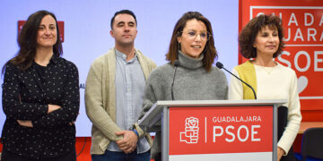 El PSOE lo tiene claro: Las Navidades de Guarinos han vuelto a ser un fracaso, con calles vacías y obligando a la gente a disfrutarlas en otras ciudades