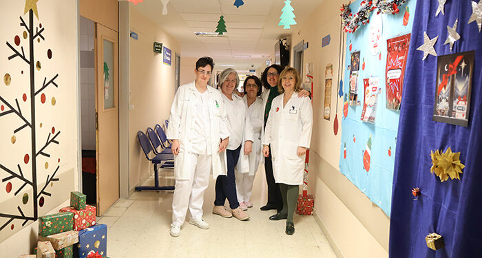 El belén de Paritorio y la decoración del pasillo del Banco de Sangre se alzan con los premios del concurso de Belenes y Decoración Navideña 2024 de la Gerencia del Área Integrada de Cuenca 1 El belén de Paritorio y la decoración del pasillo del Banco de Sangre se alzan con los premios del concurso de Belenes y Decoración Navideña 2024 de la Gerencia del Área Integrada de Cuenca