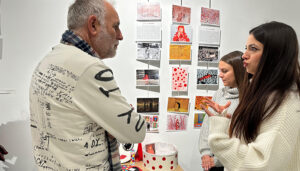 El delegado de Educación de Guadalajara felicita a alumnado y profesorado por la organización de la exposición de tarjetas postales y mujeres artistas