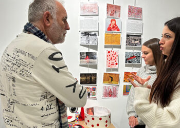 El delegado de Educación de Guadalajara felicita a alumnado y profesorado por la organización de la exposición de tarjetas postales y mujeres artistas