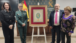 El pintor Ricardo Sánchez-Pardo Roldán entrega un cuadro a la Comandancia de la Guardia Civil de Guadalajara