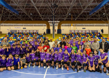 El polideportivo David Santamaría luce ya nueva pista renovada y ultima las obras para el arreglo de su cubierta
