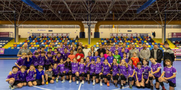 El polideportivo David Santamaría luce ya nueva pista renovada y ultima las obras para el arreglo de su cubierta