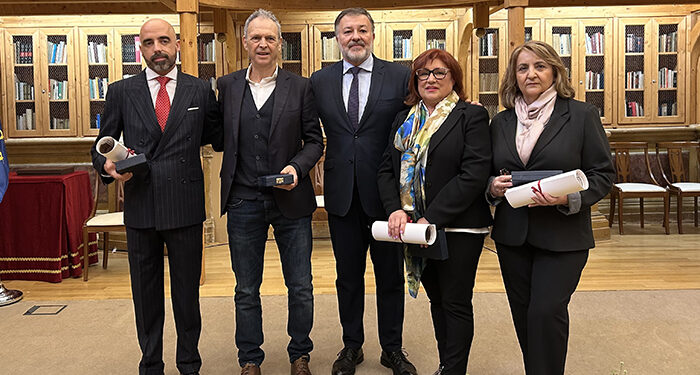 Emotivo acto de entrega de Medallas como Hijos Predilectos y Adoptivos de Cuenca a M. Carmen Martínez-Villaseñor, Joaquín Caparrós, José López y Torner 1 Emotivo acto de entrega de Medallas como Hijos Predilectos y Adoptivos a M. Carmen Martínez-Villaseñor, Joaquín Caparrós, José López y Torner