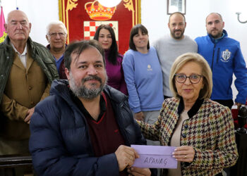 Fuentenovilla entrega la recaudación de su marcha solidaria a APANAG