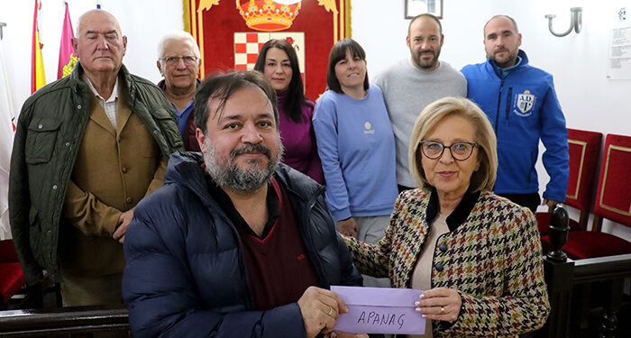 Fuentenovilla entrega la recaudación de su marcha solidaria a APANAG