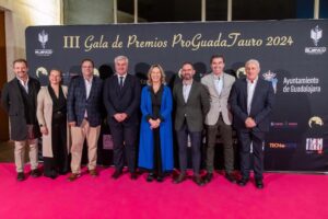 Víctor Hernández recibe el trofeo como triunfador de la Feria de la Antigua