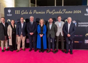 Víctor Hernández recibe el trofeo como triunfador de la Feria de la Antigua