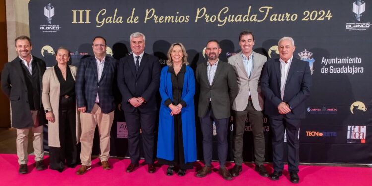 Víctor Hernández recibe el trofeo como triunfador de la Feria de la Antigua 1 Víctor Hernández recibe el trofeo como triunfador de la Feria de la Antigua