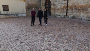 La Diputación de Cuenca invierte 50.000 euros en la rehabilitación del patio exterior de la iglesia de Iniesta