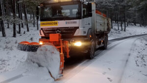 La Diputación de Cuenca moviliza seis camiones quitanieves y dos máquinas retroexcavadoras para limpiar las carreteras provinciales