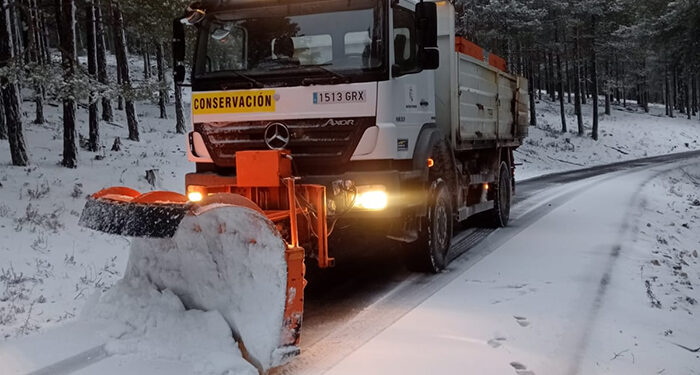La Diputación de Cuenca moviliza seis camiones quitanieves y dos máquinas retroexcavadoras para limpiar las carreteras provinciales
