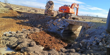 La Diputación de Guadalajara inicia las reparaciones de viales municipales cortados por tierras arrastradas por la DANA