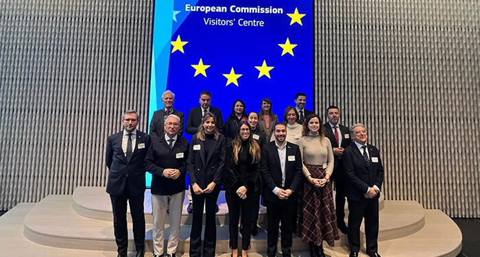 La Junta defiende en Bruselas la “voz de las regiones” como partícipes en la confección del presupuesto y la gestión de los fondos europeos 1 La Junta defiende en Bruselas la “voz de las regiones” como partícipes en la confección del presupuesto y la gestión de los fondos europeos